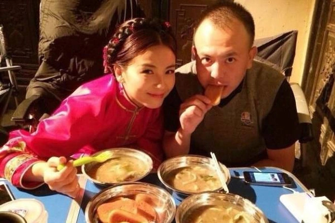 Sự nghiệp sụp đổ, Vương Kha bị trầm cảm, cả ngày nhốt mình trong phòng. Thậm chí, thiếu gia họ Vương còn từng tìm đến cái chết để khỏi liên lụy đến vợ con nhưng may mắn được phát hiện kịp thời.