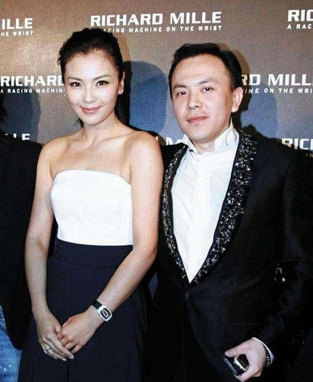 Không rõ xuất thân nhưng Vương Kha được cho là rất giàu có. Có thông tin cho rằng, anh sở hữu khối tài sản lên tới 20 tỷ tệ (69,2 nghìn tỷ đồng).