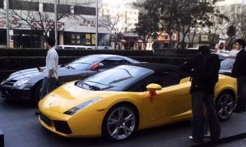 Sở hữu bạc tỷ trong tay, Vương Kha tiêu tiền không tiếc tay. Anh mua biệt thự cao cấp, siêu xe đắt đỏ.