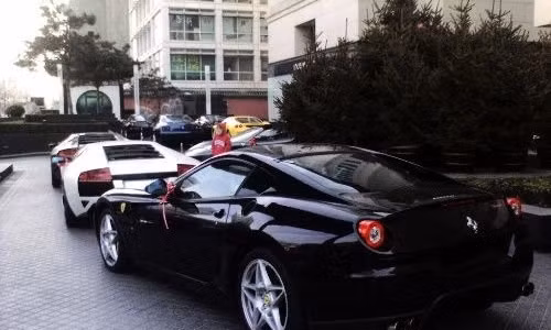 Đám cưới xa hoa của cặp đôi khiến cả showbiz phải chấn động với dàn xe rước dâu xa hoa nhất kinh thành Bắc Kinh, có chi phí lên tới 4 triệu tệ (13,8 tỷ đồng).