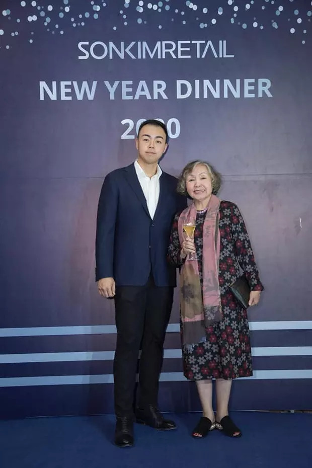 Hiện tại, Hoàng Việt dần tiếp nhận việc kinh doanh của bà là doanh nhân Nguyễn Thị Sơn giao phó ở công ty SEAEDI Corp (Công ty Cổ phần Đầu tư, Phát triển Giáo dục Đông Nam Á) được thành lập từ năm 2005. Ảnh: Facebook