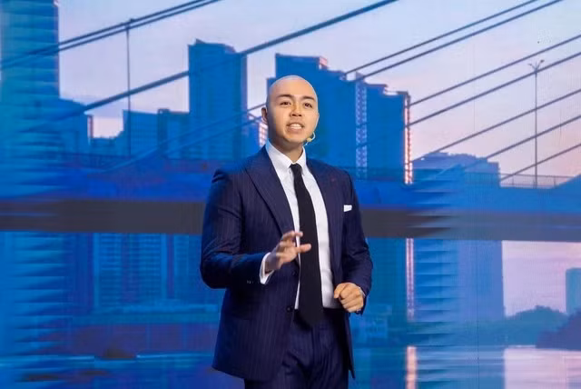 Sau khi tốt nghiệp Boston University (Mỹ), Nguyễn Hoàng Việt - thiếu gia Sơn Kim Land tham gia công việc kinh doanh của gia đình tại Massachusetts (Mỹ) và dần tiếp quản SEAEDI Corp - một công ty của gia đình. Ảnh: Facebook