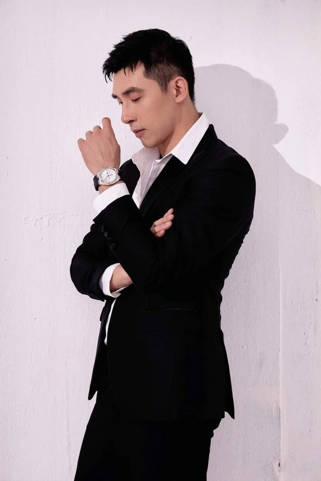 Minh Đạt tốt nghiệp cử nhân ngành Tài chính và Quản lý tại Đại học Virginia (University of Virginia) ở Mỹ năm 2012. Sau khi về nước, Minh Đạt làm việc trong Công ty nhựa Duy Tân ở vị trí chuyên viên phân tích nghiệp vụ (Business Analyst). Ảnh: FBNV