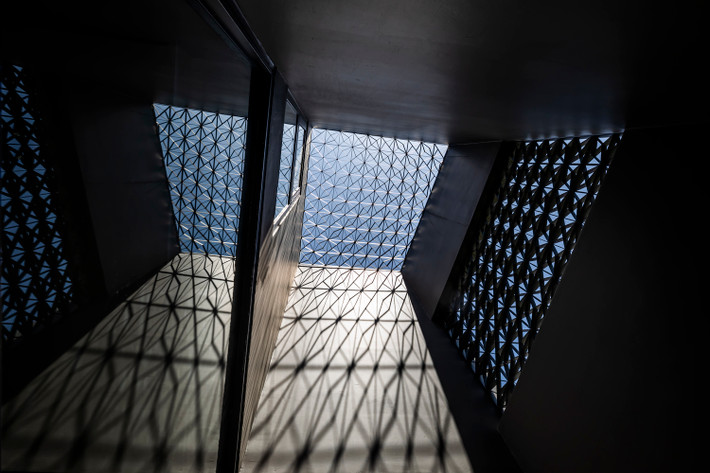 Giếng trời được đặt tại vị trí phía sau và phía trên khu vực cầu thang giữa nhà giúp đối lưu không khí và tỏa nhiệt cho toàn bộ ngôi nhà.