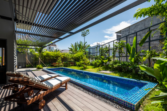 Căn nhà còn được mệnh danh là khu nghỉ dưỡng tại gia khi có đầy đủ các tiện nghi như sân vườn, bể bơi trong khuôn viên sân vườn.