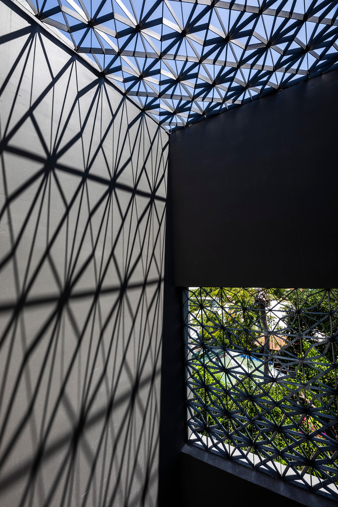 Những khung sắt tạo hình hoa cổ điển vừa là trụ nâng giúp đảm bảo an toàn cho lớp kính lấy sáng của giếng trời, vừa tạo nên hiệu ứng khi có ánh nắng chiếu qua.