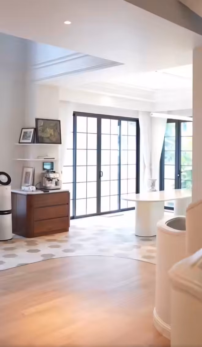 Phong cách thiết kế này cũng tạo cho ngôi nhà sự mềm mại, uyển chuyển và có tính nghệ sĩ hơn một chút. Ảnh chụp màn hình