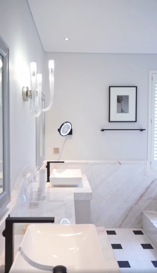 Phòng tắm hiện đại, toàn màu trắng sang trọng. Ảnh chụp màn hình