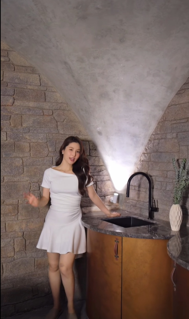 Trong nhà còn có hầm chứa rượu vang đặc biệt, cả hai xây dựng như một hang đá. Ảnh chụp màn hình