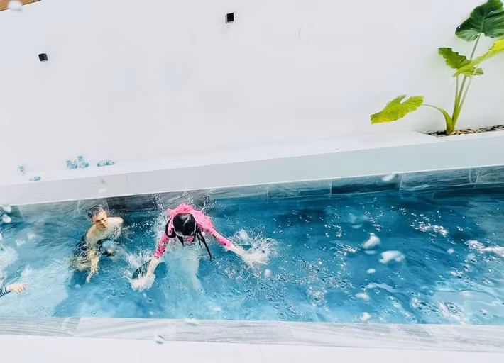 Trong khuôn viên biệt thự còn có bể bơi rất rộng.