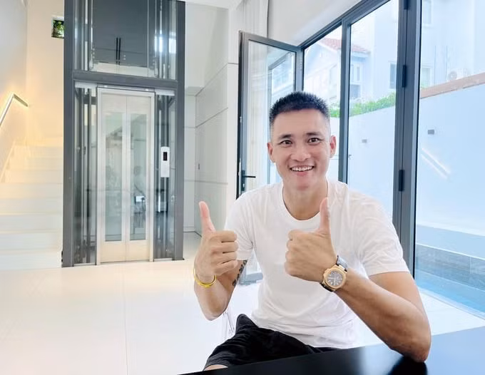 Nội thất trong nhà không quá nhiều thay đổi so với nhà cũ và có lắp thang máy để di chuyển.