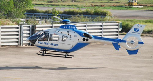 Trong khi đó, Chủ tịch Trần Đình Long của Tập đoàn Hòa Phát cũng từng sở hữu máy bay riêng. Khác với máy bay phản lực của bầu Đức, máy bay ông Long sử dụng là mẫu trực thăng EC 135P2i mua vào năm 2010. Ảnh: NLĐ.