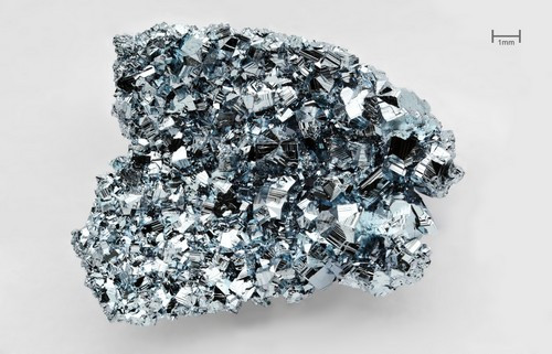 Osmium được phát hiện lần đầu tiên vào năm 1803 bởi hai nhà khoa học người Anh Smithson Tennant và William Hyde. Nó được coi là một kim loại dễ vỡ, thuộc nhóm bạch kim, có giá 200 USD/ounce.