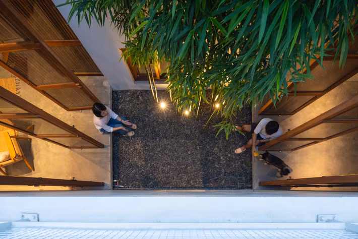 Sân thứ 2 là khu sân trung tâm với chức năng chia sáng, chia gió cho các không gian xung quanh như phòng sinh hoạt chung, hành lang, phòng làm việc.