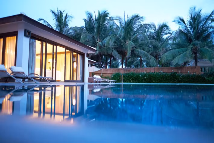 Với sân nhỏ riêng nhìn ra quang cảnh hoàng hôn tuyệt đẹp, mỗi biệt thự kiểu Việt Nam hiện đại đều trong khu nghỉ dưỡng có cách bố trí rộng rãi và phòng khách không gian mở. Giá phòng tại đây khoảng hơn 10 triệu đồng/đêm. Ảnh: Dulich24.