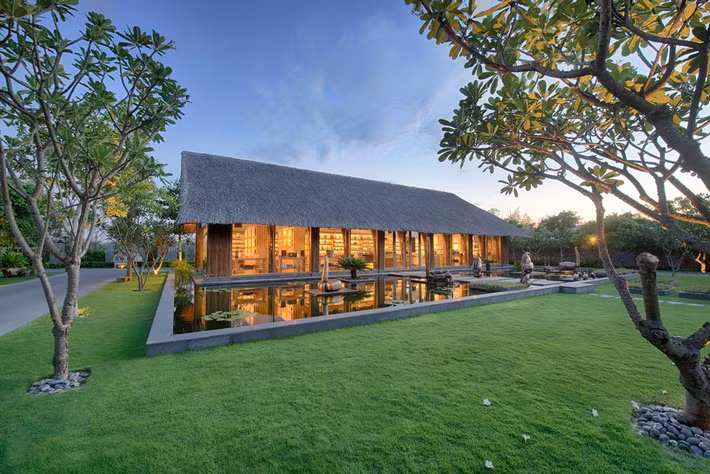 Naman Retreat cung cấp các phòng và biệt thự rộng rãi. Mỗi phòng nghỉ đều có máy lạnh và TV màn hình phẳng. Một số biệt thự đi kèm khu vực tiếp khách riêng và hồ bơi riêng. Ảnh: Dulich24.