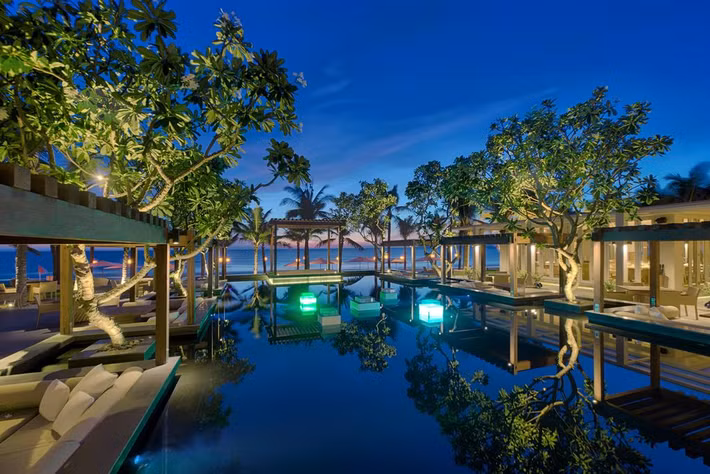 Naman Retreat (Trường Sa, Ngũ Hành Sơn, Đà Nẵng) chào đón du khách với hồ bơi ngoài trời và khu vực bãi biển riêng. Nơi đây cung cấp các phòng nghỉ được bài trí sang trọng với giá phòng từ 7 triệu đồng/đêm. Ảnh: Dulich24.