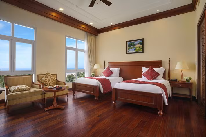 Trong phòng đều được trang bị nội thất hiện đại, có ban công riêng cho tầm nhìn tuyệt đẹp ra biển hoặc hồ bơi. Giá phòng tại đây khoảng hơn 6 triệu đồng/đêm. Ảnh: Dulich24.