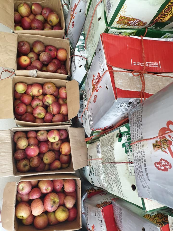 Nếu như đầu mùa, táo đá Trung Quốc có giá khoảng 30.000 - 35.000 đồng/kg thì giữa mùa như hiện tại chỉ có giá 20.000 đồng/kg. Thậm chí, nhiều chỗ còn bán 160.000 đồng/thùng 10kg. Ảnh: Facebook