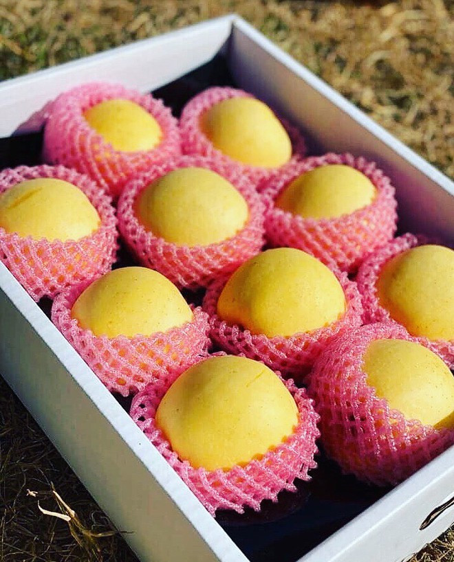 Người bán cho biết đây là táo sạch, không chất bảo quản có giá từ 180.000 - 250.000 đồng/kg. Không ít khách hàng tưởng đây là táo Mỹ. Ảnh: Vietnamnet.