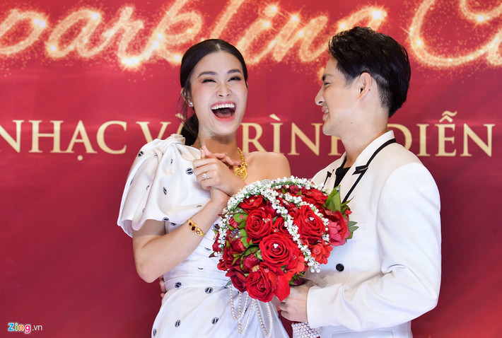 Tối 19/10, tại số 5 Lê Duẩn (Hà Nội), Ông Cao Thắng làm “tan chảy” người hâm mộ khi tặng vợ sắp cưới bó hoa trị giá hàng trăm triệu đồng. Ảnh: Zing.