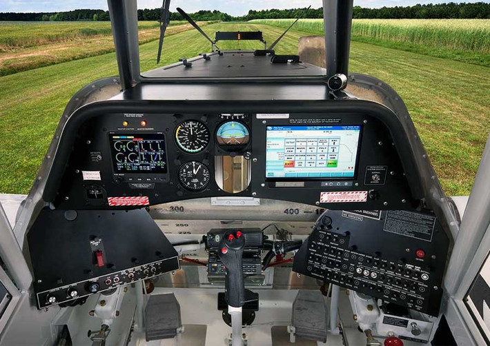 Bên trong khoang buồn lái của máy bay Thrush 510P. Ảnh: Aerocontact.