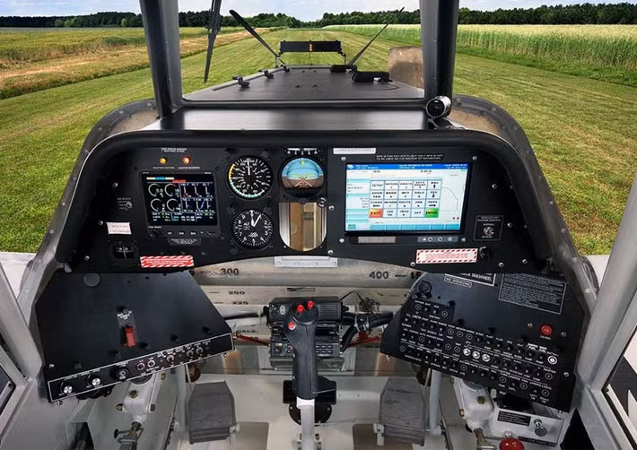 Bên trong khoang buồn lái của máy bay Thrush 510P. Ảnh: Aerocontact.