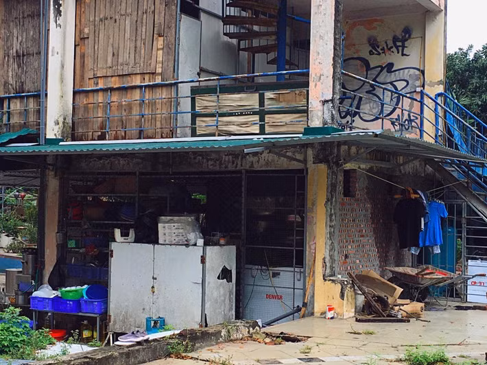 Hàng loạt công trình vi phạm vô tư chiếm dụng sai mục đích và công khai hoạt động trên các ô đất vốn được quy hoạch làm khu vườn hoa, cây xanh, sân tập thể thao công cộng nhưng chính quyền vẫn "ngó lơ". Ảnh: Việt Trinh.