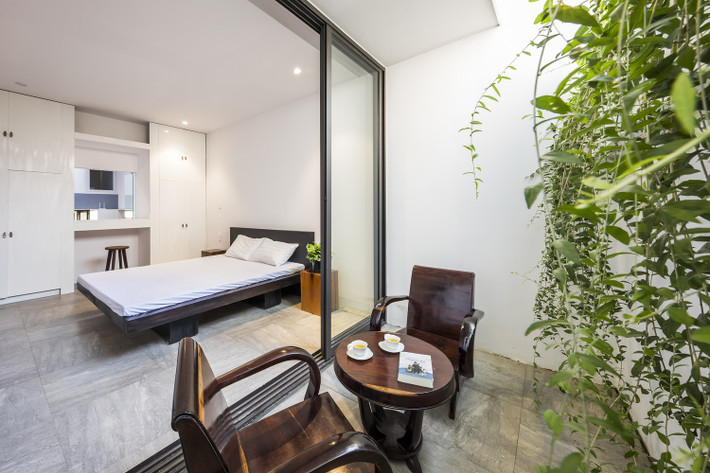 Ban công phòng ngủ được thiết kế thành không gian thưởng trà và thư giãn. Nguồn ảnh: Hiroyuki Oki.