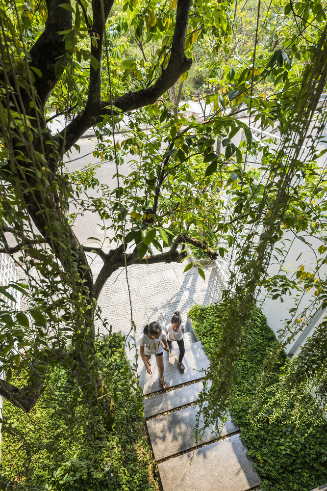 Vùng đệm giữa bên trong và bên ngoài giúp giải quyết các vấn đề thông gió, tránh sốc nhiệt cho gia chủ.