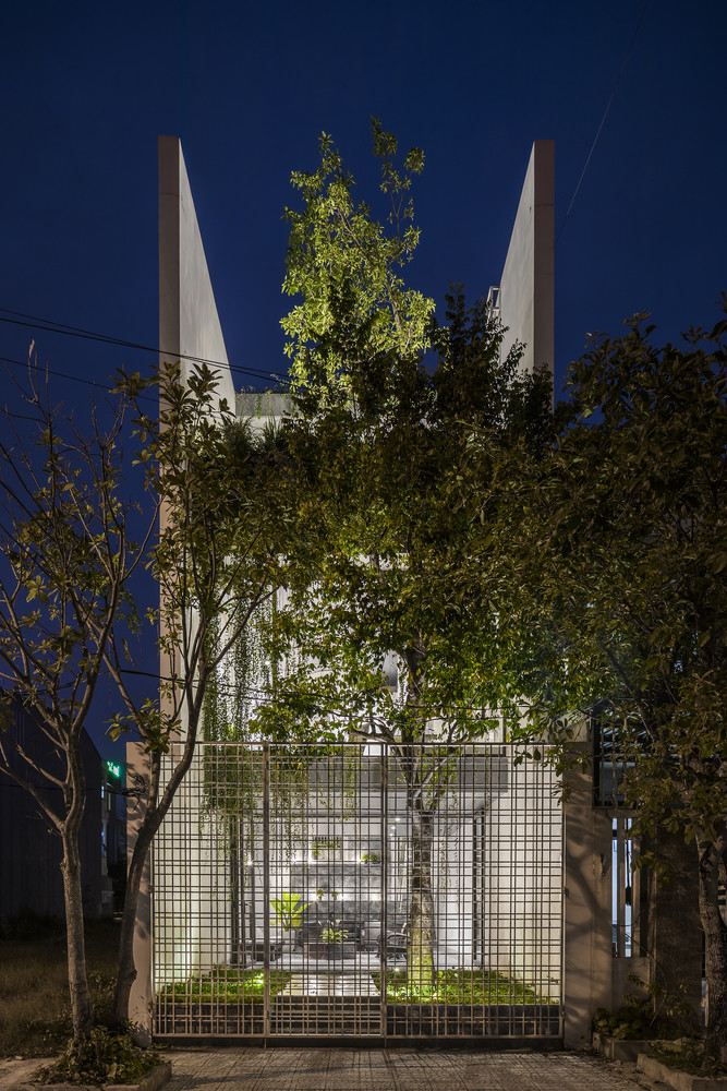 Tọa lạc tại thị xã Hương Thủy (Huế), ngôi nhà có diện tích 5m x 20m là kiến trúc nhà phố điển hình ở Việt Nam.