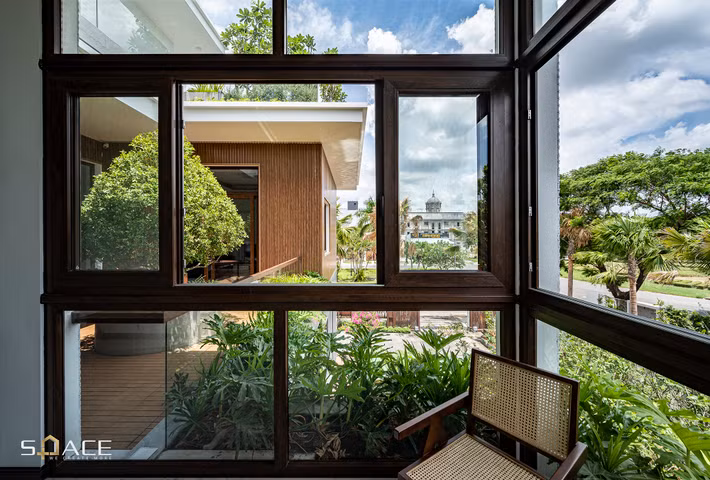 Với nguồn sáng mặt trời dồi dào của vùng nhiệt đới, kiến trúc sư đã đưa các giải pháp chiếu sáng tự nhiên như sân trong, giếng trời cùng với các ô cửa lấy sáng.