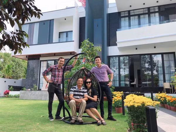 Sau thời gian theo đuổi nghệ thuật và công việc kinh doanh, nam diễn viên Quốc Trường xây biệt thự trị giá 25 tỷ đồng tại quê nhà Cần Thơ để dành tặng ba mẹ. Ảnh: Người đưa tin.