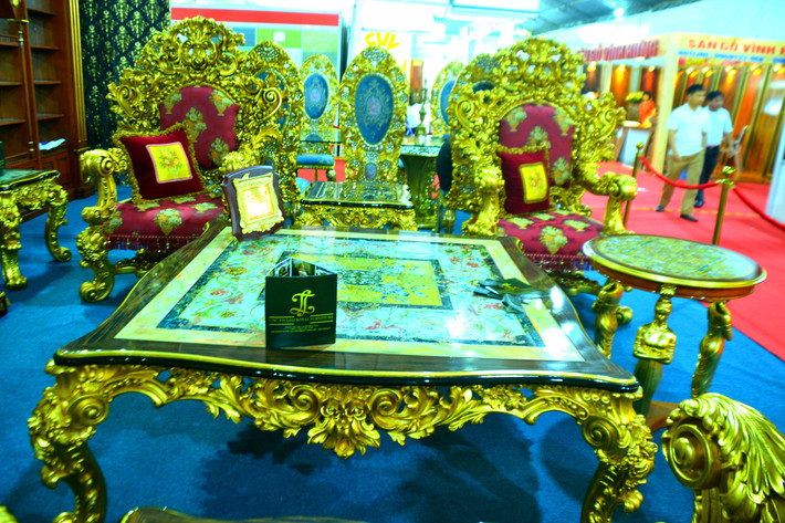 Đây là bộ bàn ghế dát vàng trị giá hơn 2 tỷ đồng thuộc sở hữu của cửa hàng nội thất Lộc Thành. Ảnh: Bảo Ngọc.