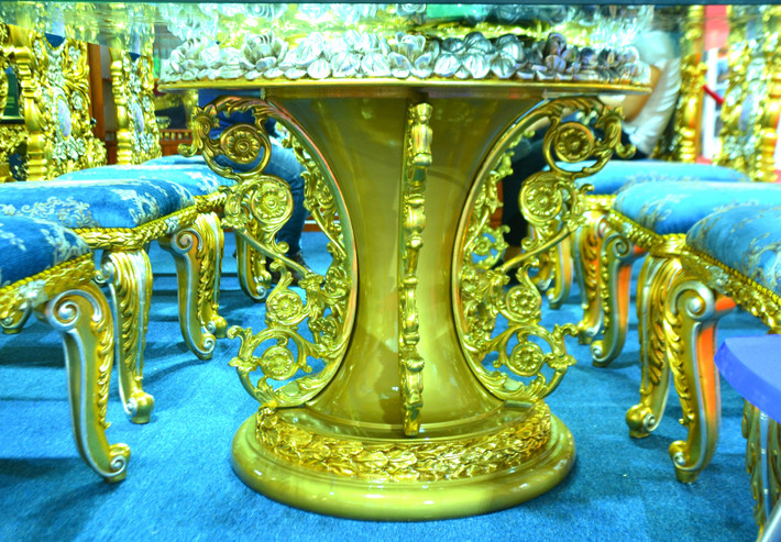 Chiếc bàn ăn dài 2.8m x 1.5m với mặt kính trong suốt. Ảnh: Bảo Ngọc.