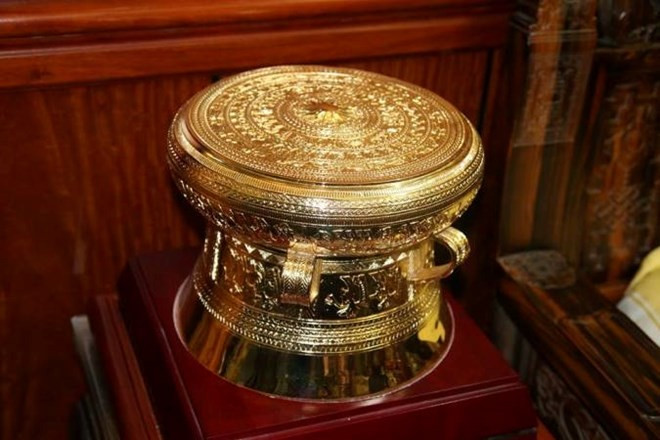 Tại phòng khách, chiếc trống đồng mạ vàng cũng có giá hơn 100 triệu đồng. Ảnh infonet.