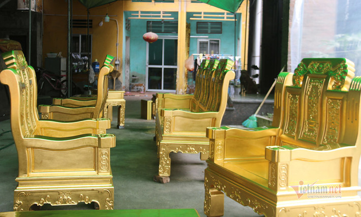 Để dát vàng kín bộ bàn ghế và chiếc sập gỗ, nghệ nhân cần 8 cây vàng. Ảnh: Vietnamnet