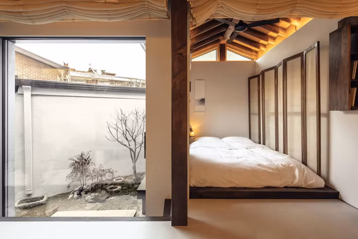 Không gian phòng ngủ nhỏ nhưng vẫn có sự gắn kết thiên nhiên.
