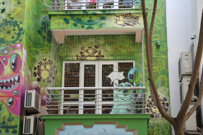 Phía trên cửa sổ, hình ảnh corona virus giương cờ trắng đầu hàng cho thấy niềm tin chiến thắng dịch bệnh