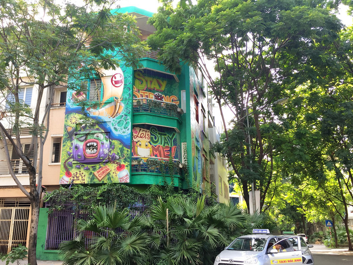 Toàn bộ căn biệt thự được nghệ sĩ Lê Long “hô biến” trong 30 ngày thành một bức tranh tường cực kì ấn tượng và độc đáo với chủ đề phòng chống dịch Covid 19