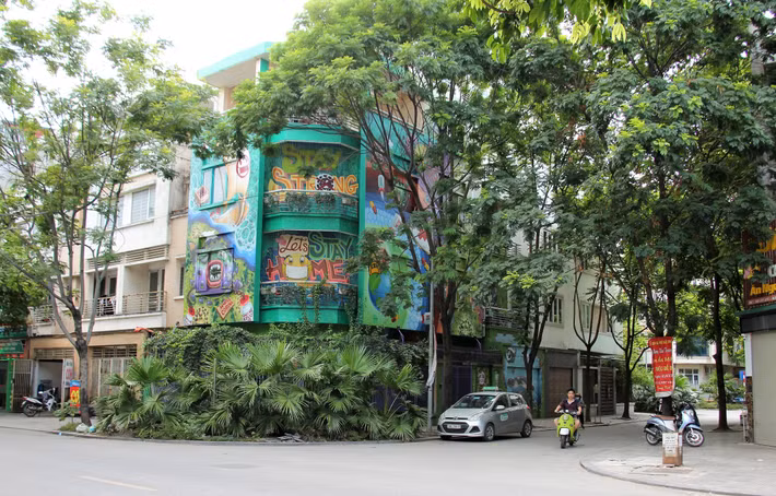 Với mặt tiền được bao phủ bởi bức tranh nghệ thuật Graffiti ấn tượng, căn biệt thự 300m2 nằm trong khu đô thị Văn Phú (Hà Đông, Hà Nội) luôn thu hút mọi ánh nhìn của người qua đường.