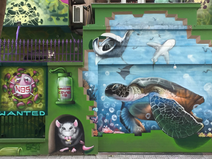 Hay một vài hình ảnh ngộ nghĩnh khác ở phía góc tường.