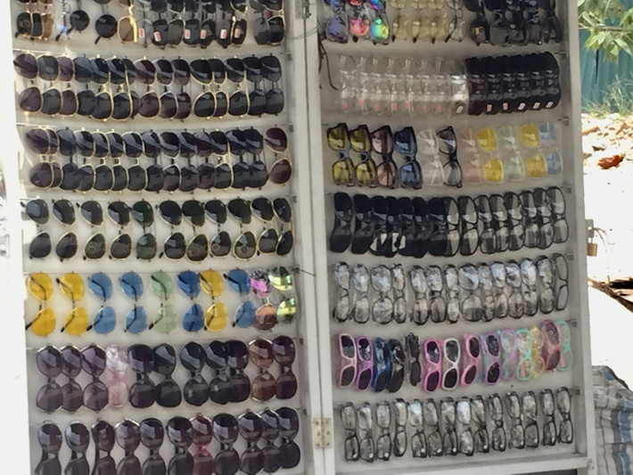 Thay vì phải tốn hàng trăm nghìn hay thậm chí hàng triệu đồng cho một chiếc kính râm hàng hiệu, các sạp bán kính dạo đã trở thành sự lựa chọn cho một bộ phận người mua. (Ảnh: Hồng Anh)