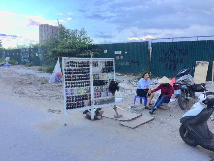 Các chuyên gia khuyến cáo, để mua được những chiếc kính râm có chất lượng cao, người tiêu dùng nên đến những của hàng chuyên về kính mắt để có được sự lựa chọn và tư vấn tốt nhất. (Ảnh: Hồng Anh)