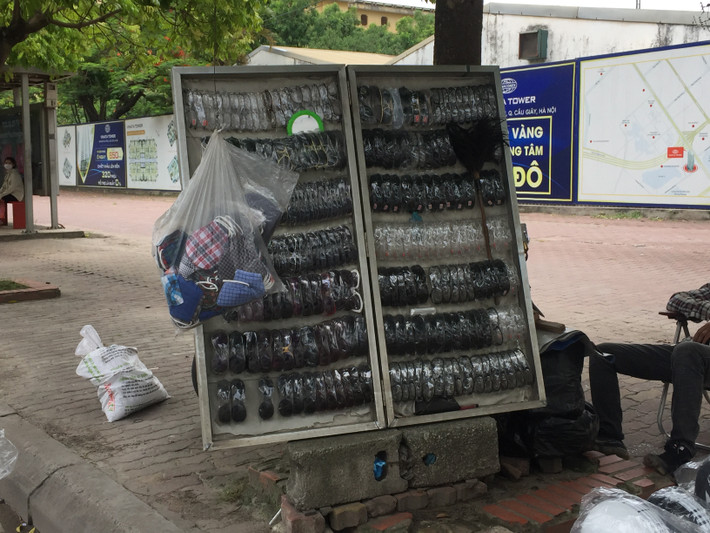 Hà Nội đang trong những ngày mùa hè với cái nắng chói chang. Nhu cầu sử dụng kính râm của người tiêu dùng cũng tăng mạnh. (Ảnh: Hồng Anh)