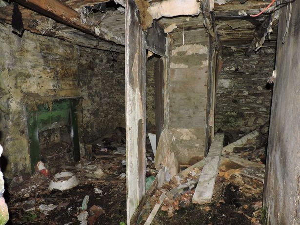 Căn nhà cũ nát, không điện nước lại có một dòng sông chảy qua và nằm cách xa đô thị, không có dân cư.