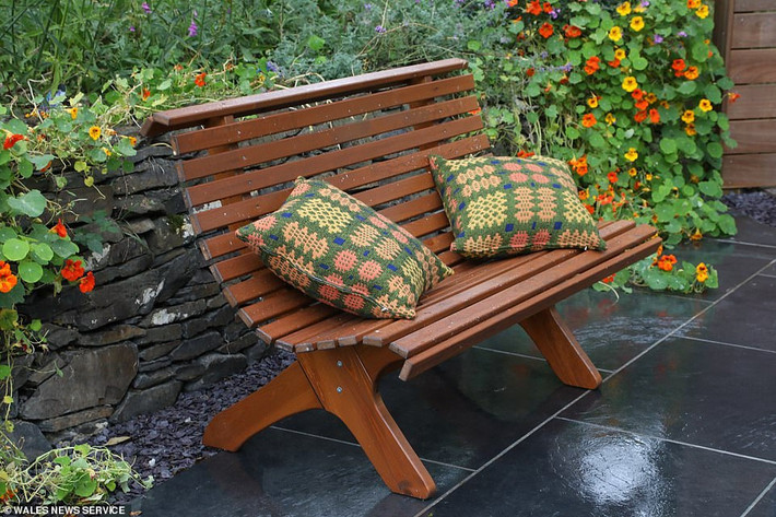 Jane còn trồng hoa ở sân vườn để tiếp đón các vị khách tới chơi nhà. Nguồn ảnh: DailyMail