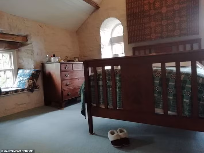 Bức tường cũ trong phòng ngủ được sơn lại.