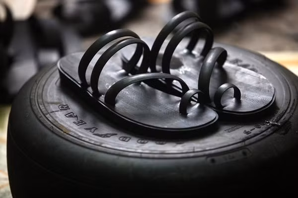 Thời xưa, khi mà người ta đi chân đất, guốc mộc và dép cao su xỏ bốn quai là chủ yếu thì những chiếc dép đúc, dép nhựa Tiền phong được coi là một loại dép quý phái. Ảnh: TTVN.