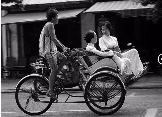 Xích lô ngày xưa là phương tiện đi lại không thể thiếu được của những đại gia Sài thành. Xưa kia, người đi xích lô để thưởng ngoạn cảnh sắc thiên nhiên, đường phố. Ảnh: Zing.